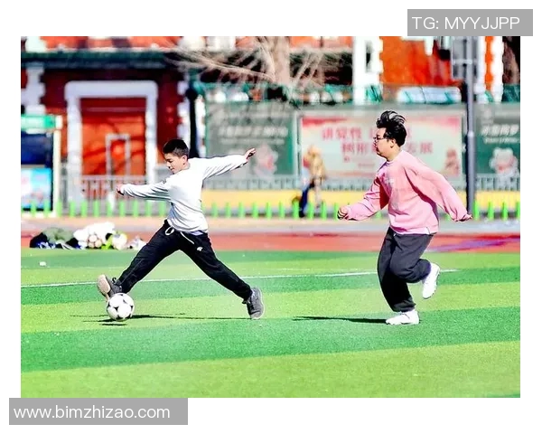 青岛足球明星齐聚跑男舞台展现激情与团队精神的精彩瞬间